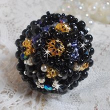 Bague Boule Frou-Frou avec des perles nacrées, facettes et des cristaux de Swarovski 